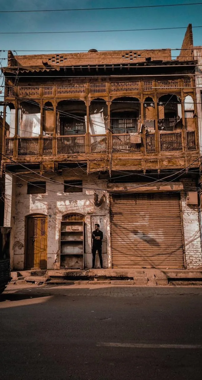 A man before an old haveli